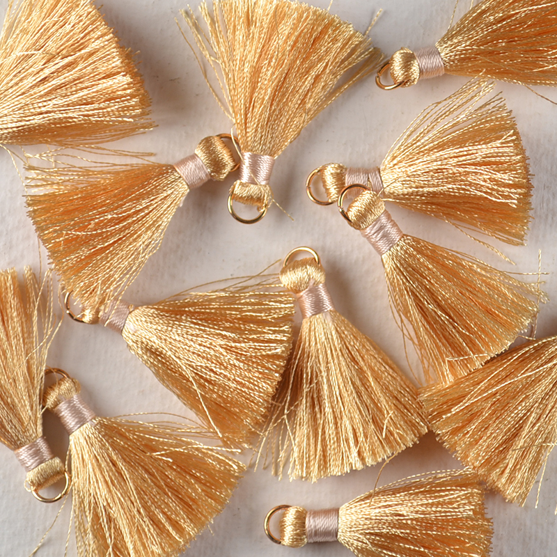 Mini kwastje beige – met ringetje