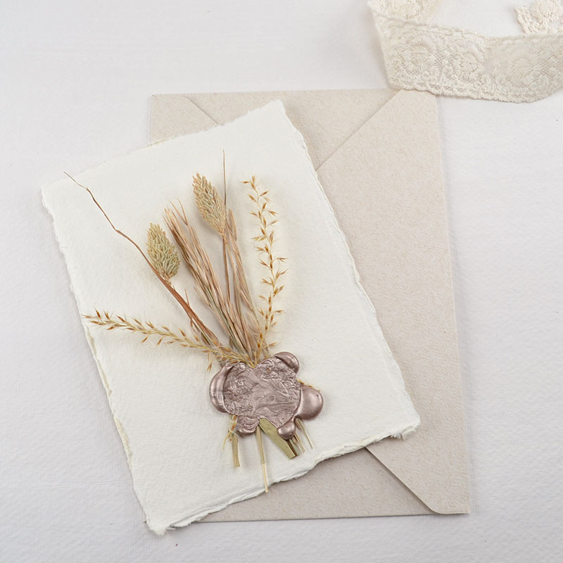 Kaart met Droogbloemen en Lakzegel – Crème