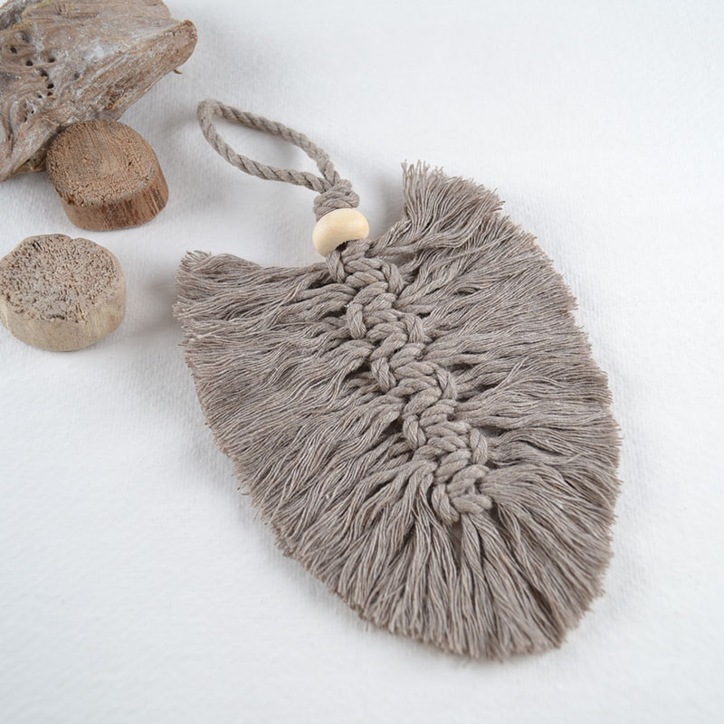 Macramé Veerhanger in Taupe met Houten Kraal