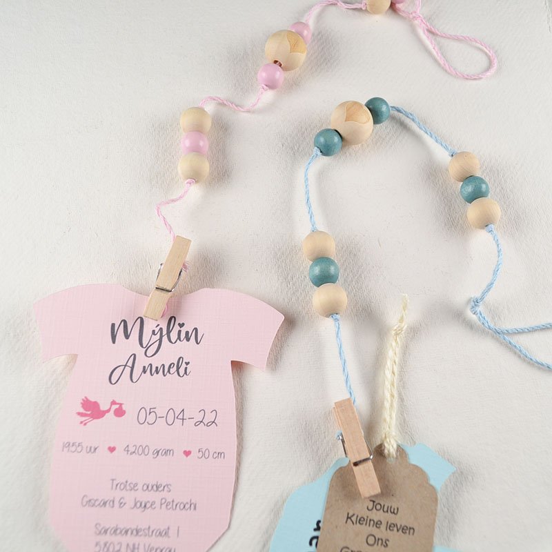 Kaarthanger met Houten Kralen – Pastel voor de Kinderkamer