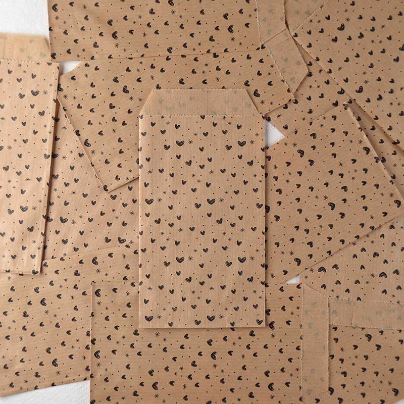 Papieren Zakje Kraft – Zwarte Hartjes