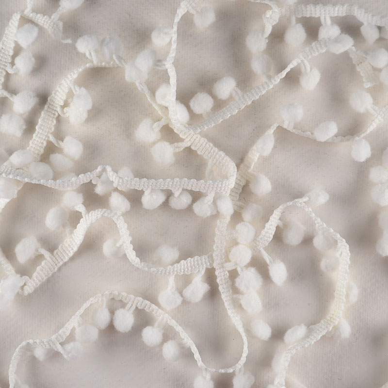 Pomponlint – Gebroken Wit met Zachte Balletjes