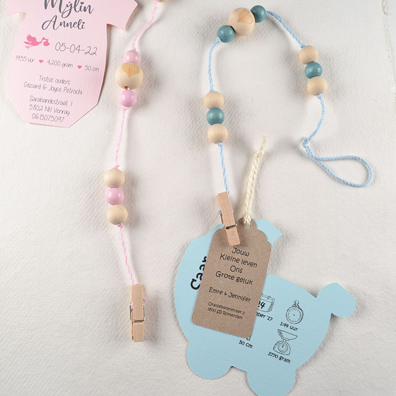 Kaarthanger met Houten Kralen – Pastel voor de Kinderkamer