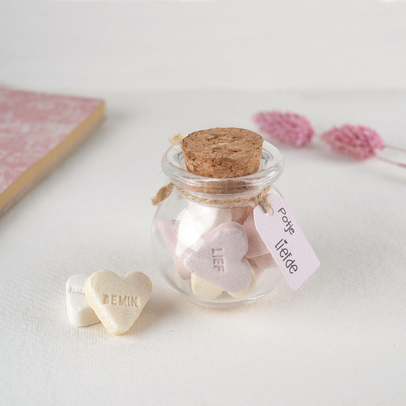 Glazen Potje Met Vruchtenhartjes en Label 'Potje Liefde'