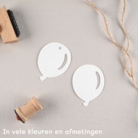 Labels ballon met of zonder gaatje en persoonlijke tekst