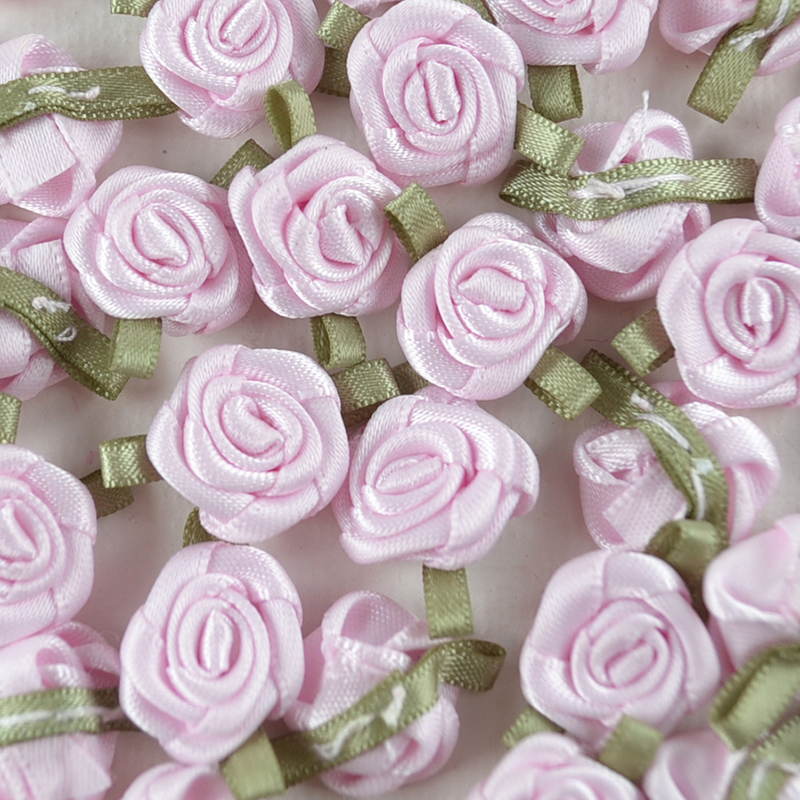 Satijnen Roosje – Lichtroze op Blad