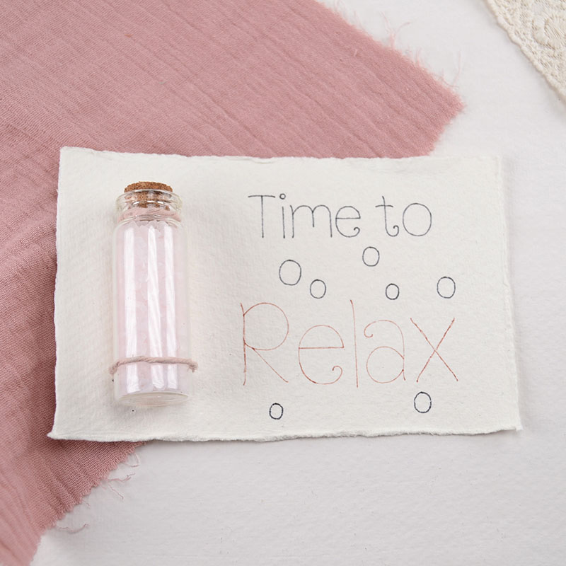 Relaxkaart met Flesje Badzout op Handgeschept Papier