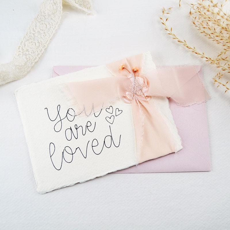 Kaartje You Are Loved – Met Zijde, Bloemen en Envelop