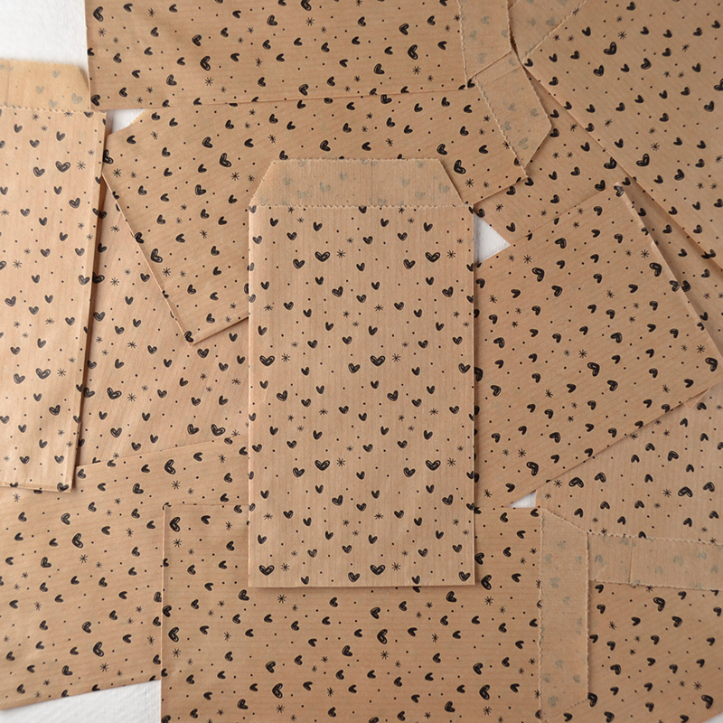Papieren zakje kraft – zwarte hartjes