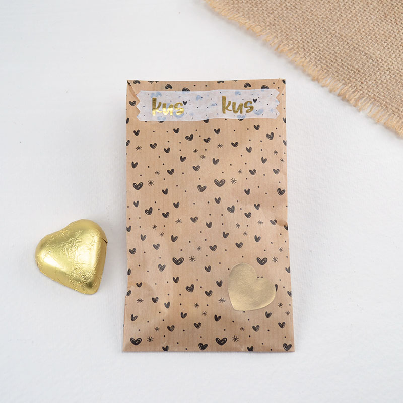 Cadeauzakje Kus met Goudfolie Hartjes en Stickertje op Kraftpapier