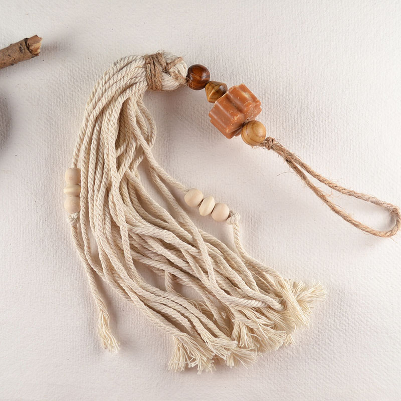 Macramé Hanger met Amberblokje en Houten Kralen