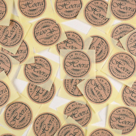 Sticker Hoera in Blijde Verwachting - Kraft met Zwart