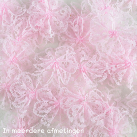 Rozet van Kant – Lichtroze Bloemmotief