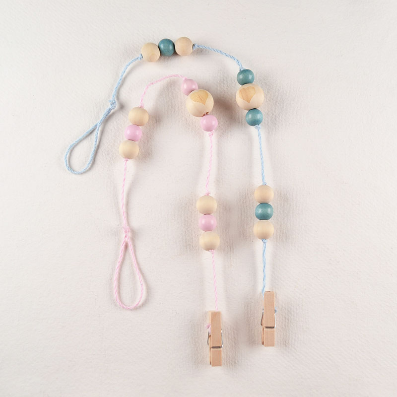 Kaarthanger met Houten Kralen – Pastel voor de Kinderkamer