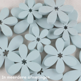 Lichtblauwe Houten Bloem – Glad en Fijn Afgewerkt
