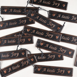 Zwart zinken label met tekst A little Joy