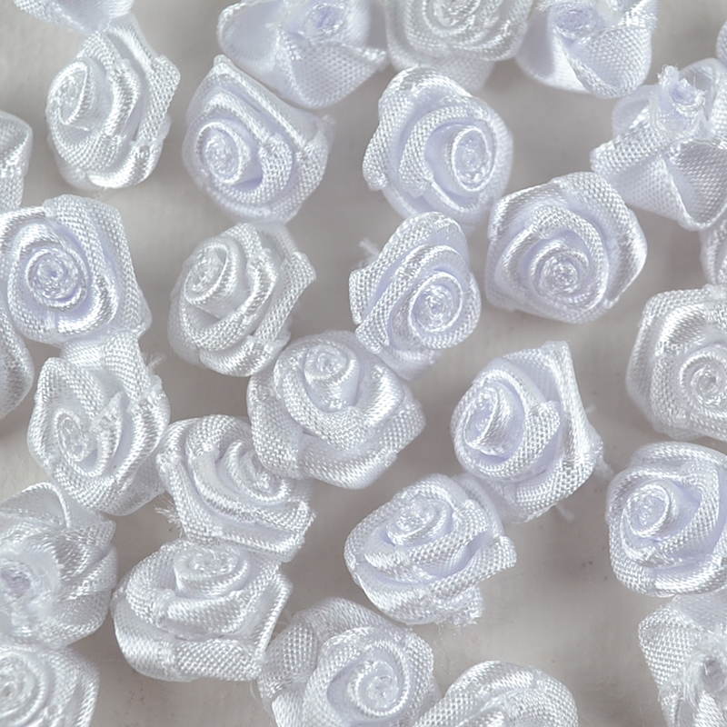 Satijnen Roosje – Wit met Blauwe Gloed