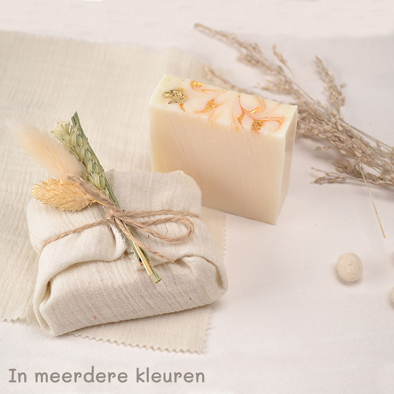 Luxe Zeepcadeau In Doekje Met Touw en Droogbloemen