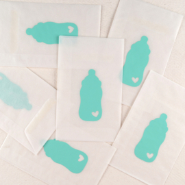 Zakje pergamijn met een mint babyfles-design
