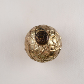 Goudkleurige Kunststof Kerstbal met Reliëf en Bolletjes