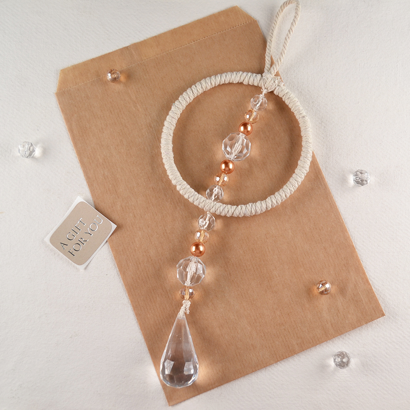 Kristallen Raamhanger met Macramé – Handgemaakt Cadeau