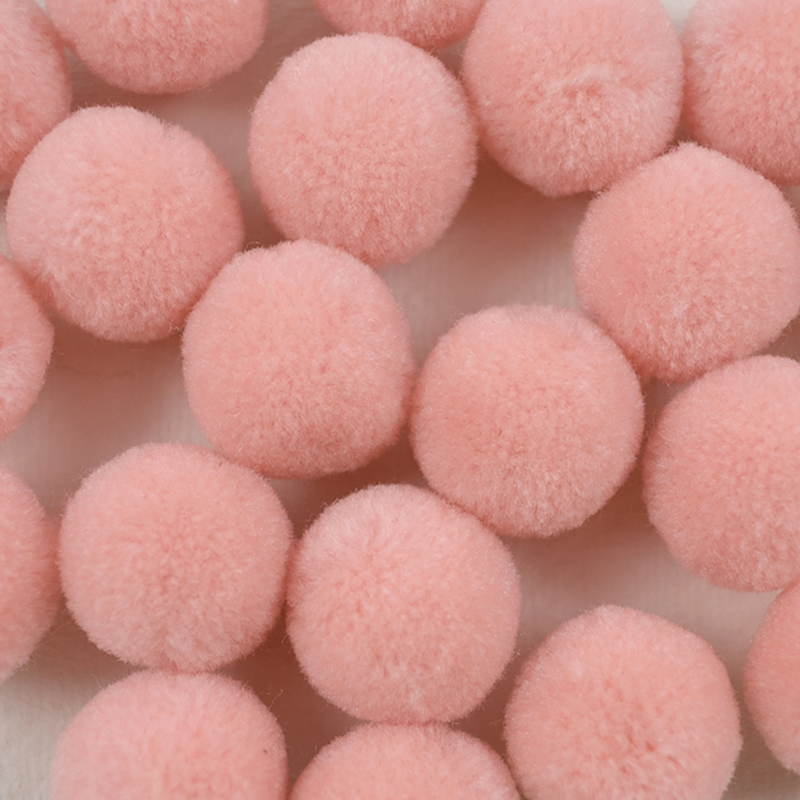 Pompon Poederroze – Elegant en Zacht Detail