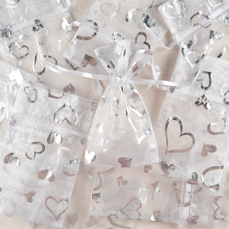 Organza Zakje met Zilveren Hartjes – Sierlijk & Feestelijk