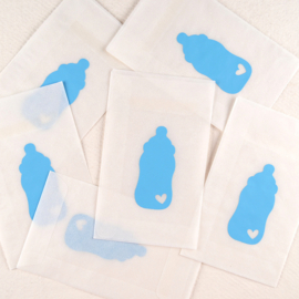 Zakje pergamijn met een blauwe babyfles-design
