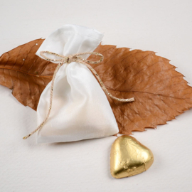 Wit Satijnen Cadeauzakje met Chocoladehartjes