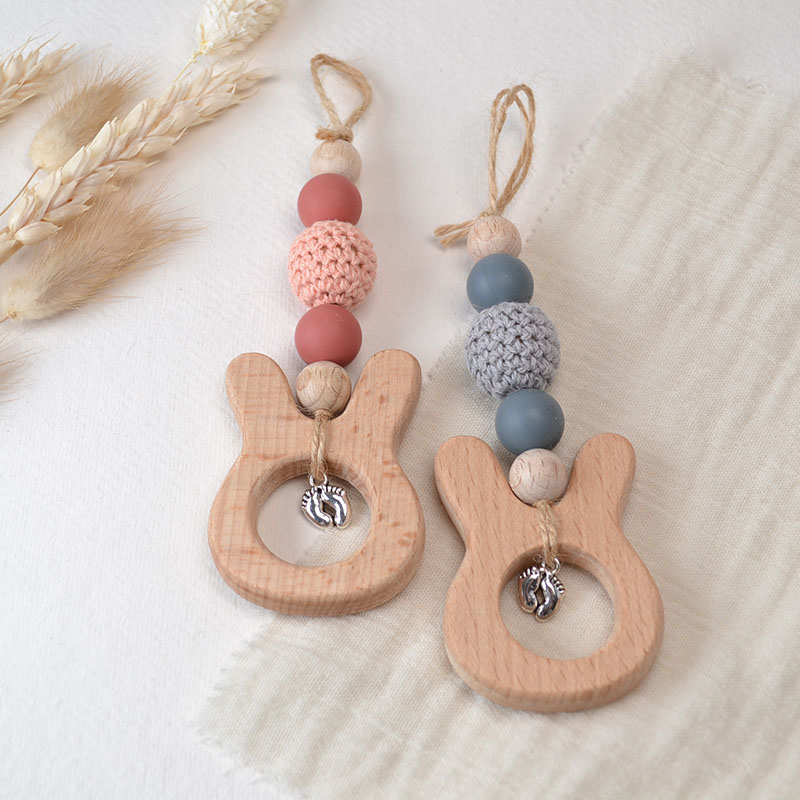 Houten Konijnhanger met Kralen en Bedeltje – Babykamer Decoratie