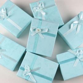 Cadeaudoosje Lichtblauw met Strik en Roosje