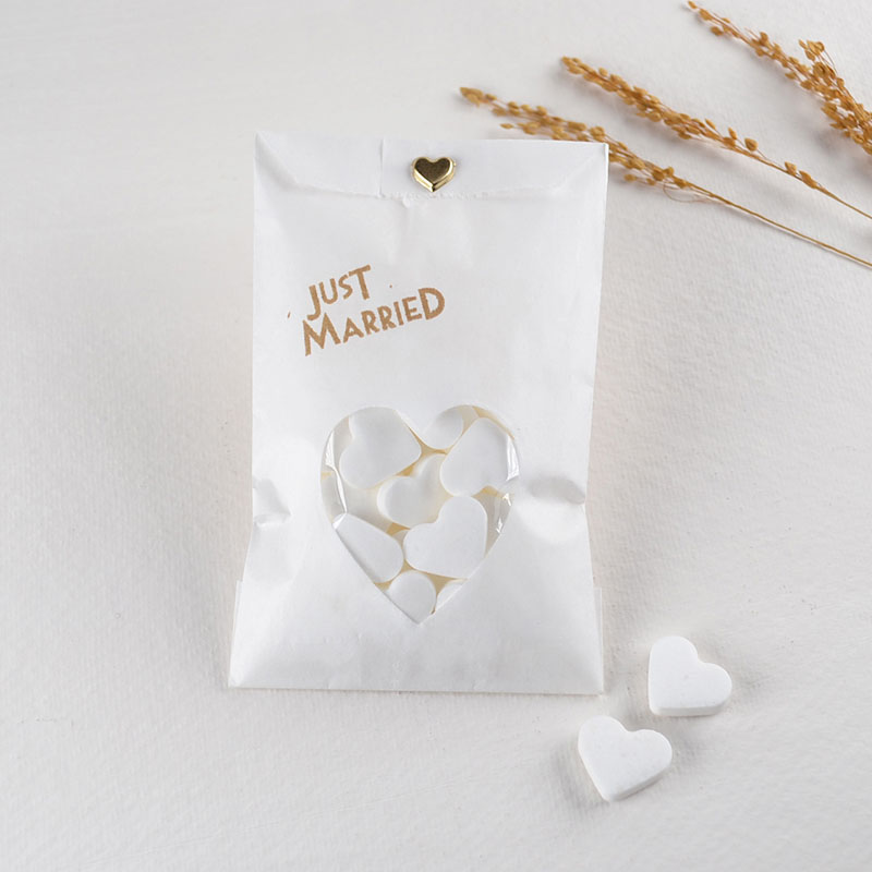 Papieren Zakje Just Married met Witte Snoephartjes