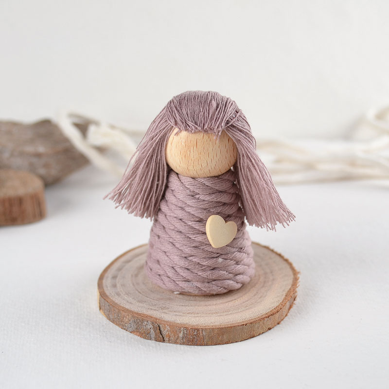 Houten Kegelpoppetje met Macramé en Hartje – 4 Kleuren