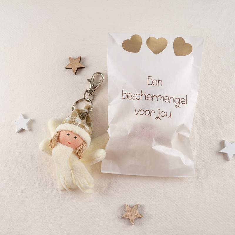 Pluche beschermengeltje met sleutelring en papieren zakje met de tekst “Een beschermengel voor jou”