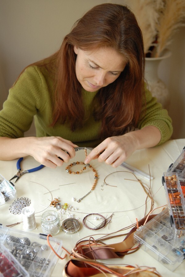 Irene die aan tafel sieraden zit te maken