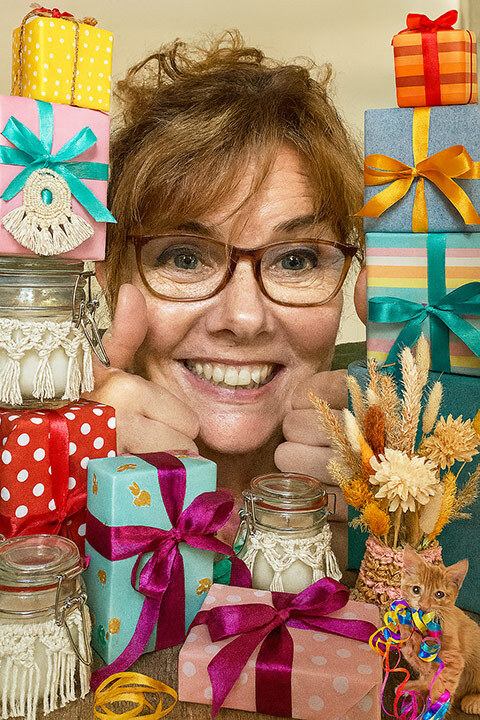 Irene van Create4joy met cadeautjes, droogbloemen, macramé en een speelse kitten met lint