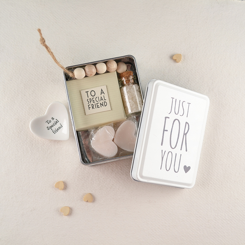 Metalen cadeaublikje met deksel ‘Just for You’, gevuld met hartzeepjes, droogbloemen, kaartje en kralenslinger.