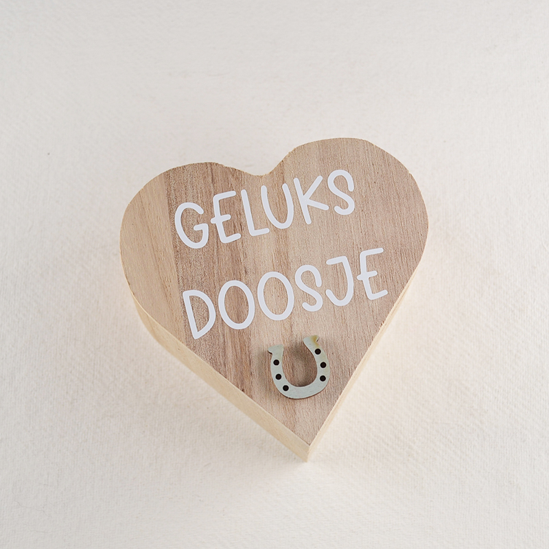 Hartvormig houten Geluks Doosje met een klein wit hoefijzertje
