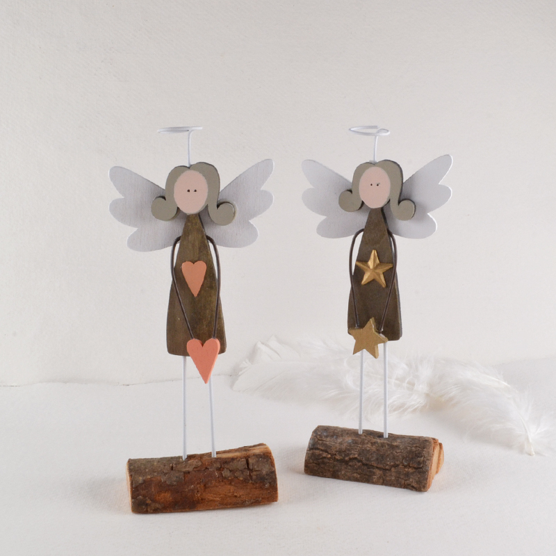 Twee staande engeltjes van hout en metaal met gouden ster en roze hart – liefdevolle decoratie met een knipoog.