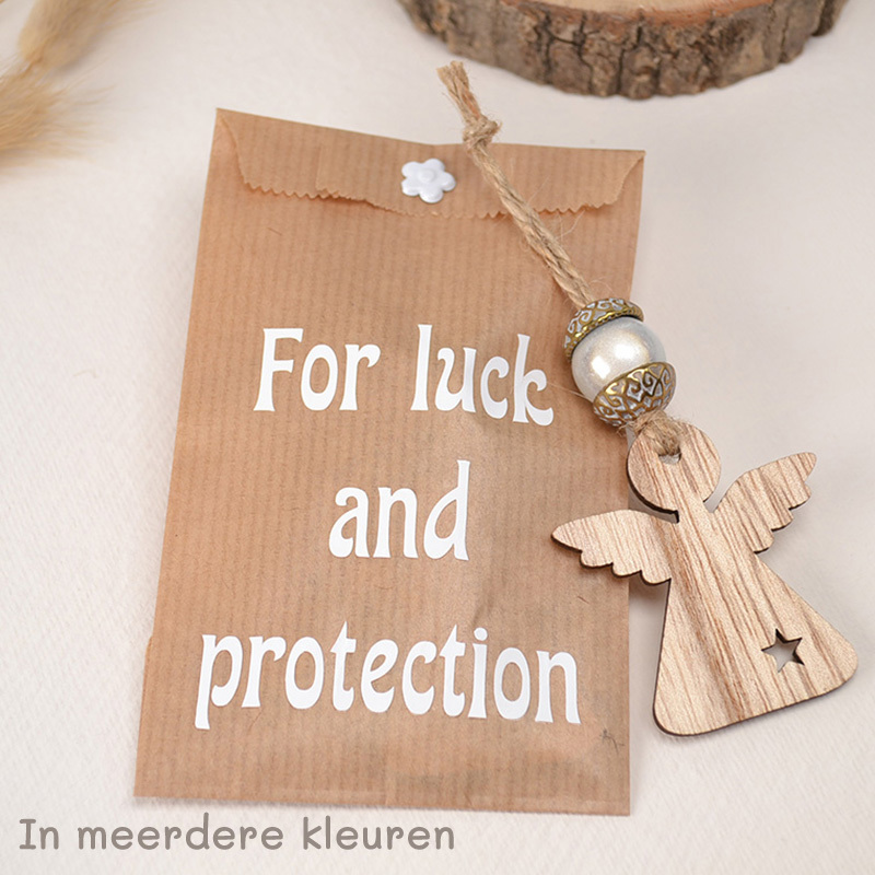 Kraft zakje met houten engel en bedel ‘for luck and protection’ – een beschermend presentje in warme aardetinten.