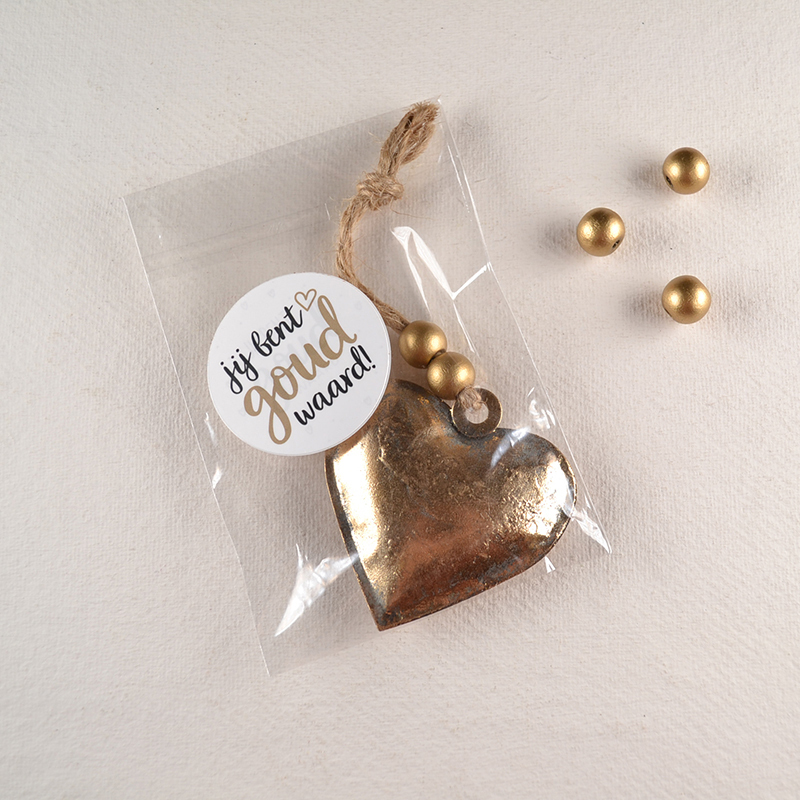 akje met metalen hanger in hartvorm, drie gouden kralen en sticker 'Jij bent goud waard'