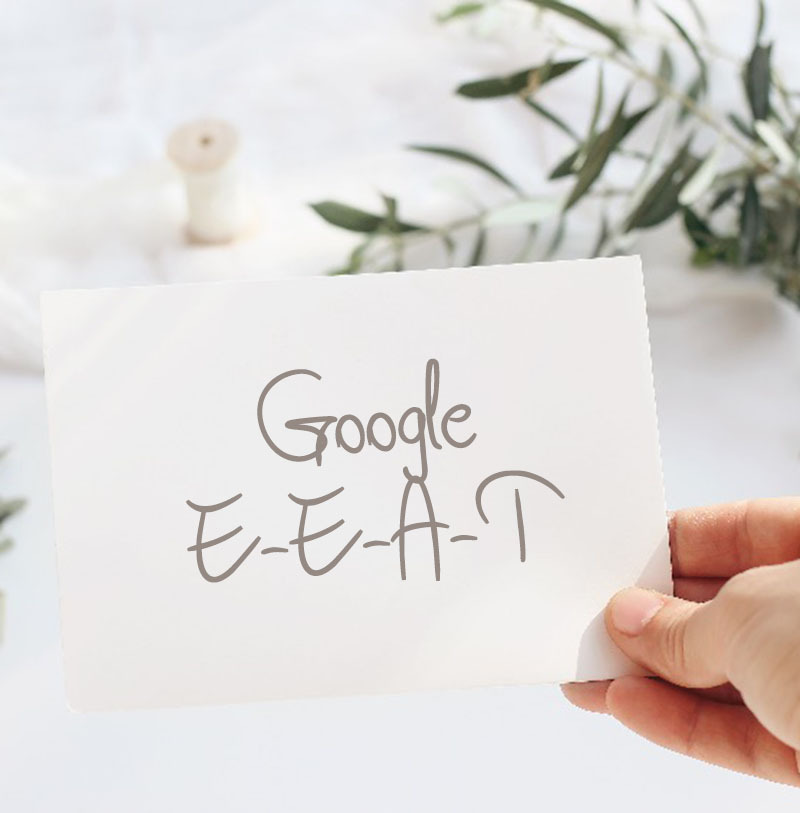 Handgeschreven kaartje met de tekst Google E-E-A-T – uitleg ervaring, expertise, autoriteit en betrouwbaarheid bij Create4joy