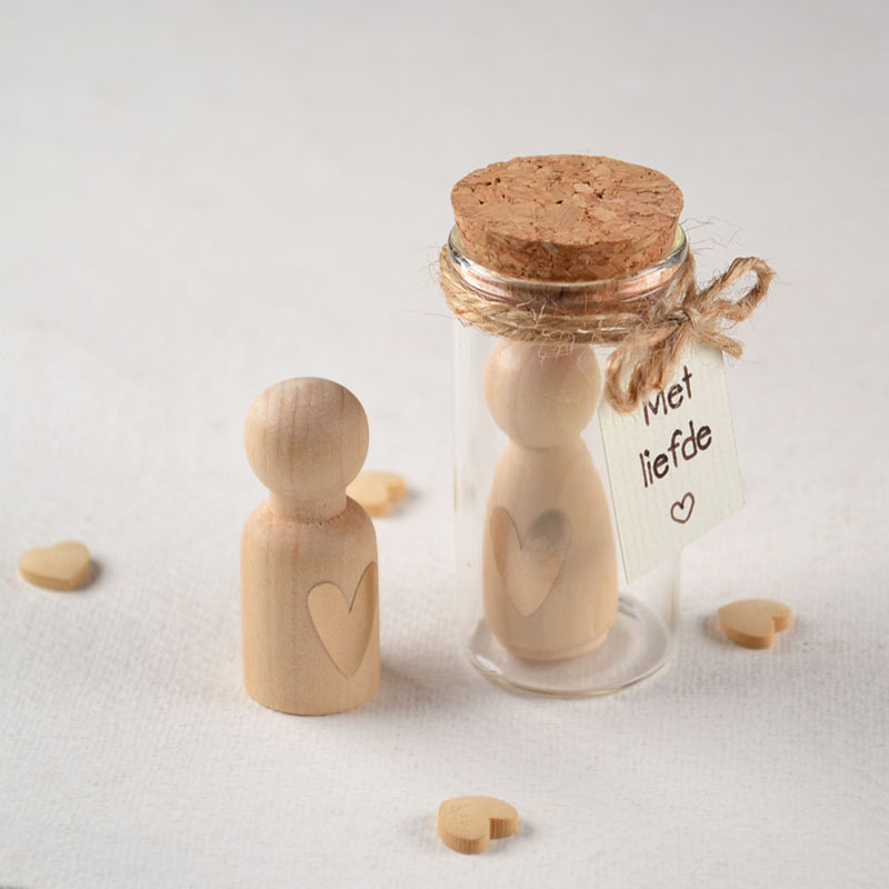 Kegelpoppetjes in buisje met labeltje