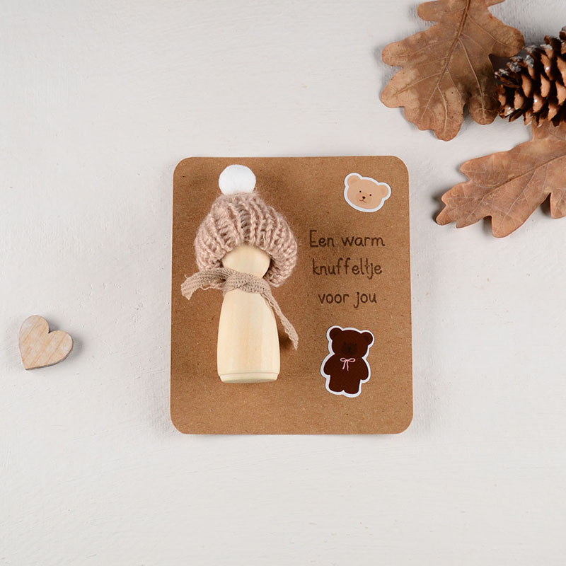 houten poppetje op kaart, warme knuffel