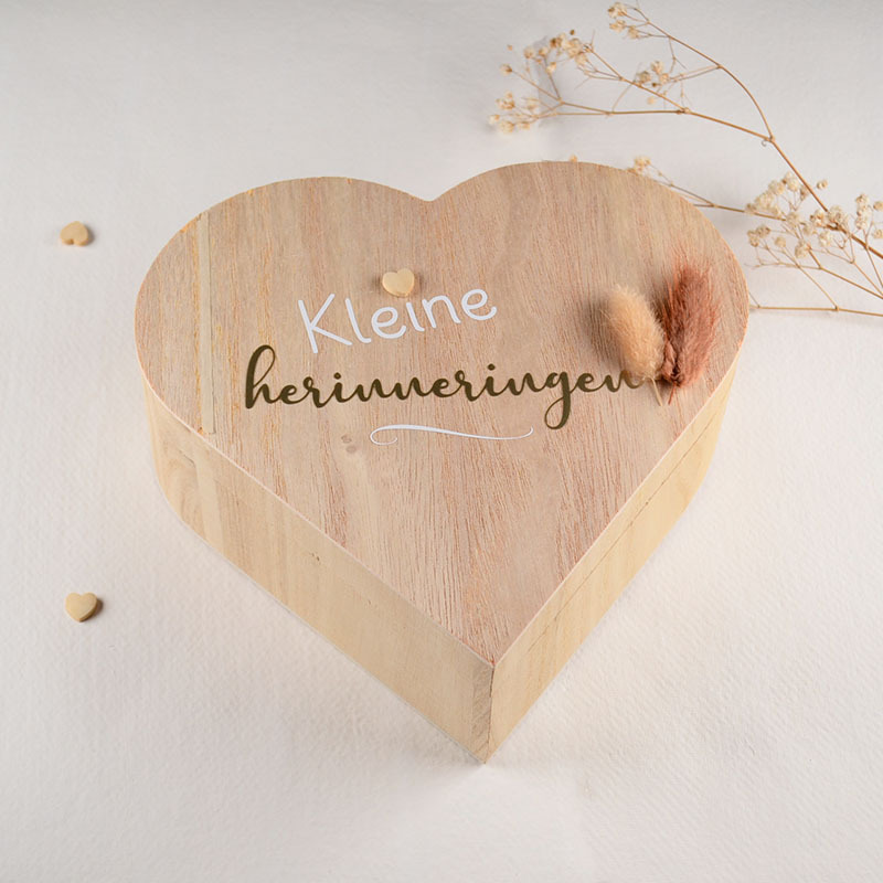 Houten hartkistje met de tekst &lsquo;Kleine herinneringen&rsquo; en zachte droogbloemen