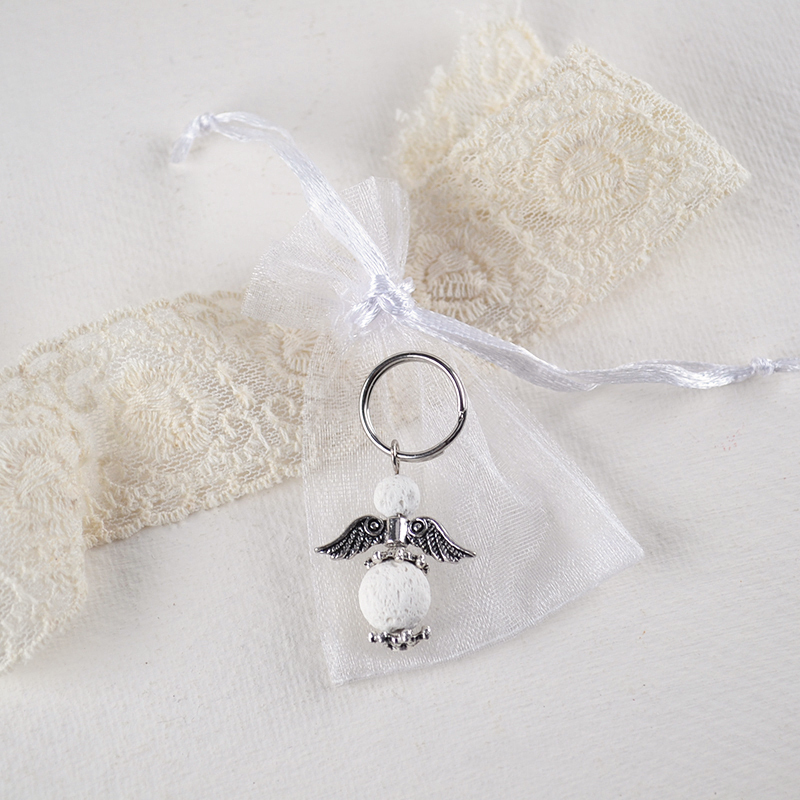 Engel-hanger van lavasteen met vleugeltjes in een organza zakje, geurhanger in diverse varianten