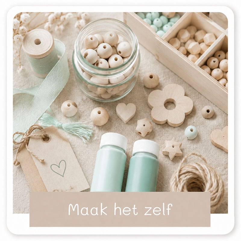 Creatieve materialen zoals houten kralen, figuurtjes, lint en zakjes voor zelfmaakideeën