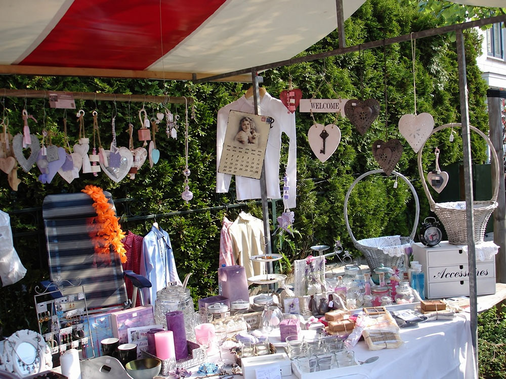 Marktkraam van Joy@home in 2011 met woonaccessoires en kleine cadeautjes