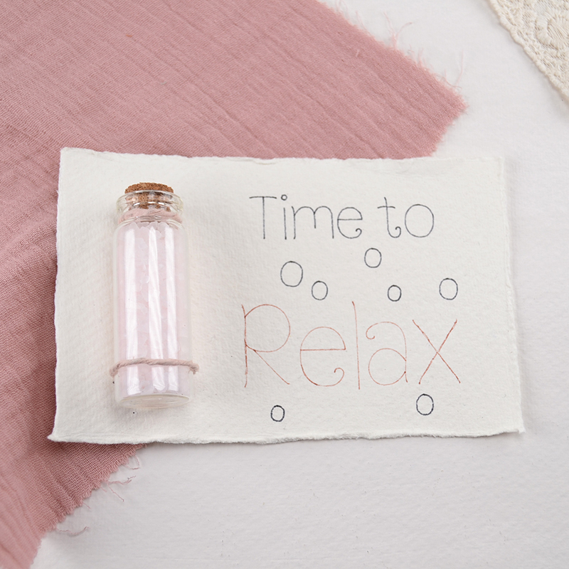 Bubbelbadflesje met kaartje: relax & ontspan – mini wellness moment