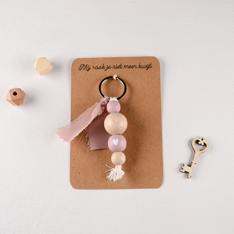 Boho sleutelhanger met houten kralen, een hartje en stukje zijnden kant
